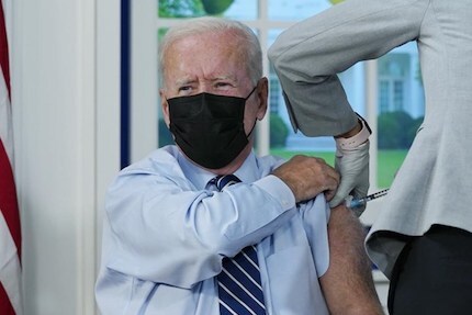 Tổng thống Biden tiêm mũi vaccine ngừa COVID-19 thứ 3