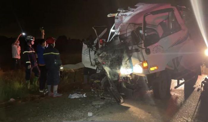 Tin tức tai nạn giao thông mới ngày 3/10: Xe tải tông vào đuôi xe đầu kéo, 2 người tử vong