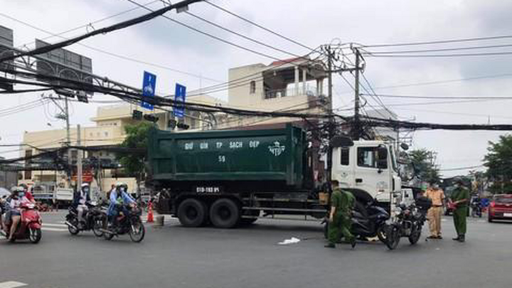 Tin tức tai nạn giao thông mới ngày 5/10: Ngã ra đường sau va chạm với xe máy, người đàn ông bị xe rác cán tử vong 