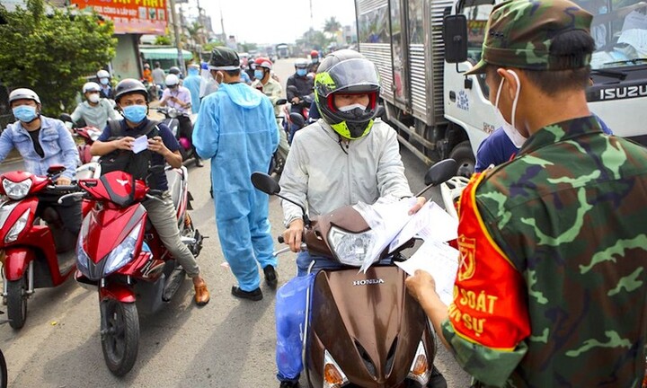 Bộ Tư lệnh TP.HCM cung cấp đường dây nóng hỗ trợ đưa người dân về quê