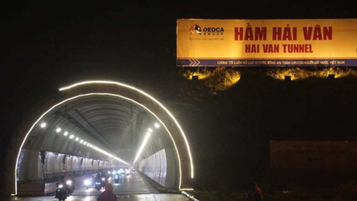 Những hình ảnh tại hầm Hải Vân lần đầu mở cho người dân đi xe máy về quê