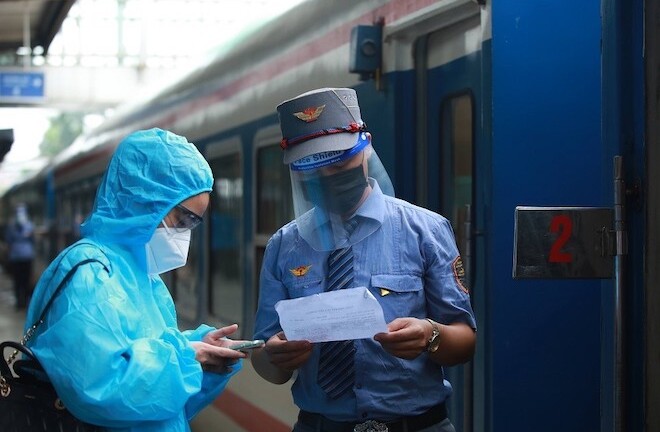 Hình ảnh chuyến tàu Bắc - Nam đầu tiên khởi hành từ Hà Nội sau giãn cách, nhiều người háo hức về quê 