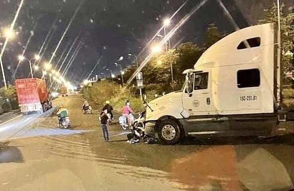 Tin tức tai nạn giao thông mới ngày 17/10:  Va chạm với container, một người tử vong