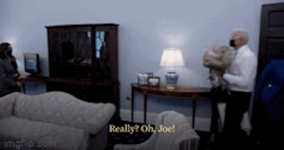 Video: Tổng thống Joe Biden tặng hoa chúc mừng sinh nhật cấp phó Kamala Harris