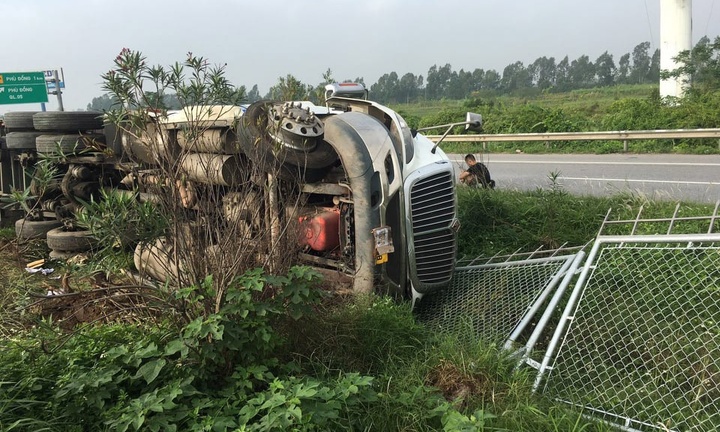 Tin tức tai nạn giao thông mới ngày 22/10: Lật xe container, cao tốc Hà Nội - Bắc Giang ùn tắc từ sáng đến trưa