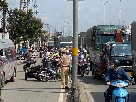Tin tức tai nạn giao thông mới ngày 24/10: Xe máy va chạm với xe đầu kéo, một thanh niên tử vong