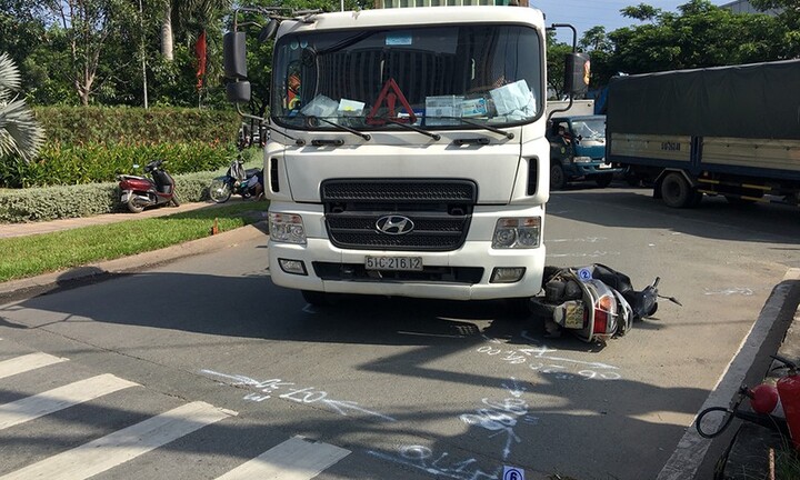 Tin tức tai nạn giao thông mới ngày 29/10: Xe máy va chạm với xe contaienr, một người tử vong