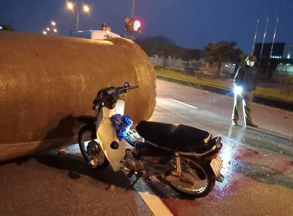  Tin tức tai nạn giao thông mới ngày 2/11: Đâm vào ống cống giữa đường, đôi nam nữ tử vong