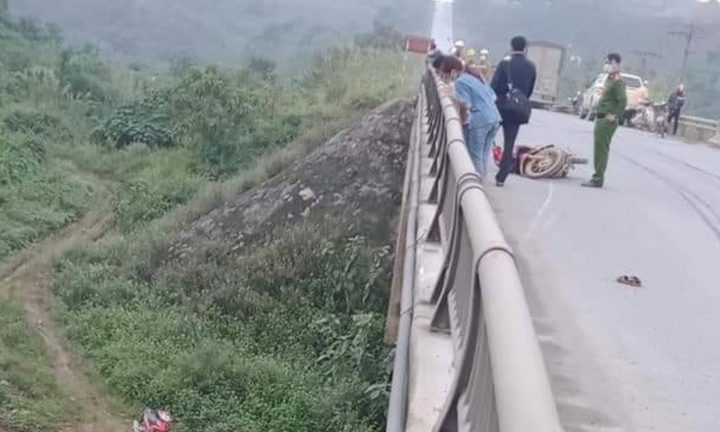 Tin tức tai nạn giao thông mới ngày 5/11: Người đi xe máy rơi xuống vực ở Lào Cai sau khi đâm vào lan can cầu