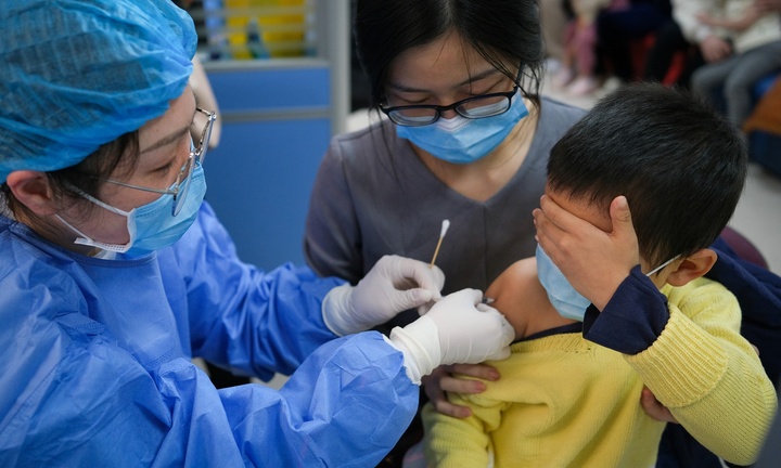 Trung Quốc thắt chặt biện pháp phòng dịch, kiểm tra cả các đơn hàng có liên quan ca mắc COVID-19