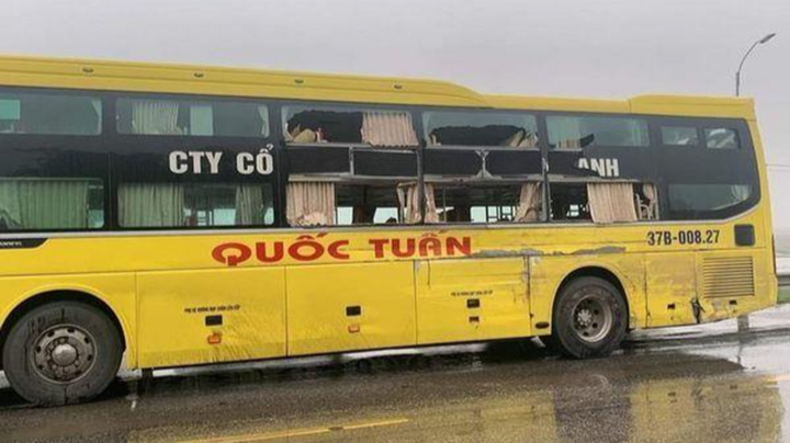 Tin tức tai nạn giao thông mới ngày 18/11: Xe buýt va chạm xe khách ở Hà Tĩnh, một người tử vong