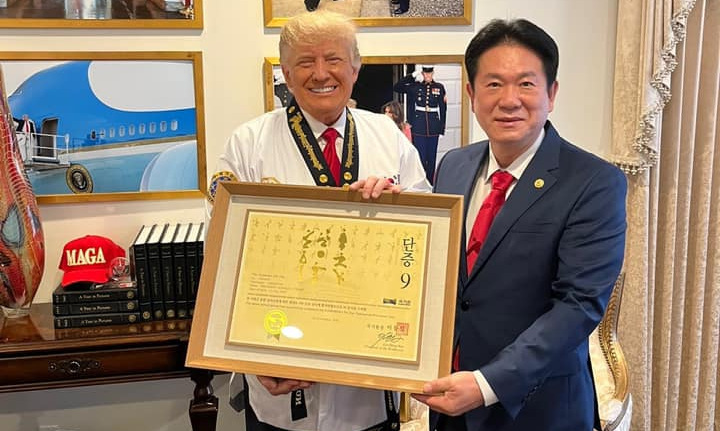 Cựu Tổng thống Trump nhận đai Taekwondo cấp cao nhất
