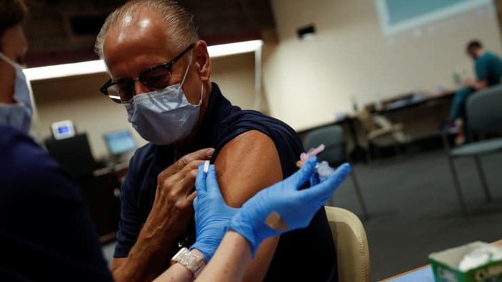 Moderna tuyên bố sẽ có vaccine chống biến thể Omicron vào đầu năm 2022