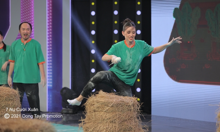 7 Nụ Cười Xuân: Hoa hậu Tiểu Vy máu lửa, chơi bất chấp hình ảnh lấm lem