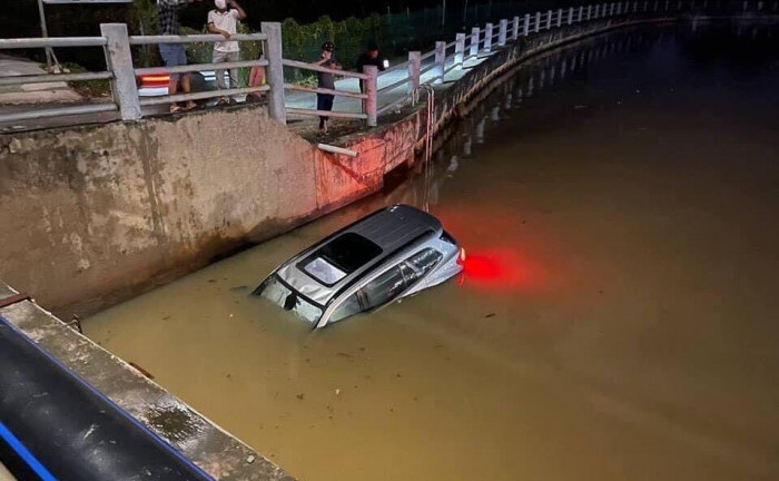 Tin tức tai nạn giao thông mới ngày 1/12: Ô tô 7 chỗ lao như tên, rơi xuống kênh nước ở Biên Hoà