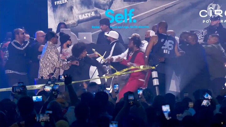 Nhóm rapper xô xát ngay trên sân khấu khi đang thi đấu