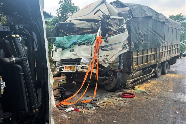 Tin tức tai nạn giao thông mới ngày 12/12: Xe đầu kéo va chạm xe tải, 4 người thương vong