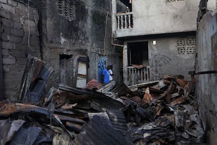 Thảm kịch nổ xe tải ở Haiti: Nhiều người vây quanh tìm cách lấy nhiên liệu khi xe bị lật