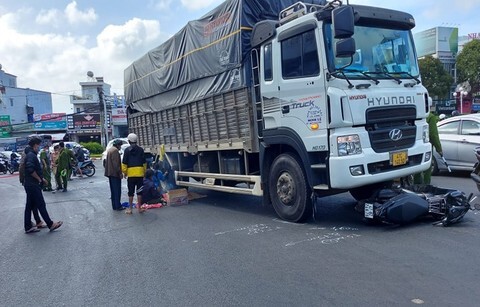 Tin tức tai nạn giao thông mới ngày 19/12: Xe máy va chạm xe tải, bé trai 7 tuổi tử vong thương tâm