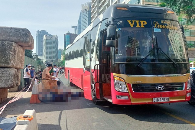 Tin tức tai nạn giao thông mới ngày 21/12: Bị cuốn vào gầm xe khách, nam thanh niên tử vong