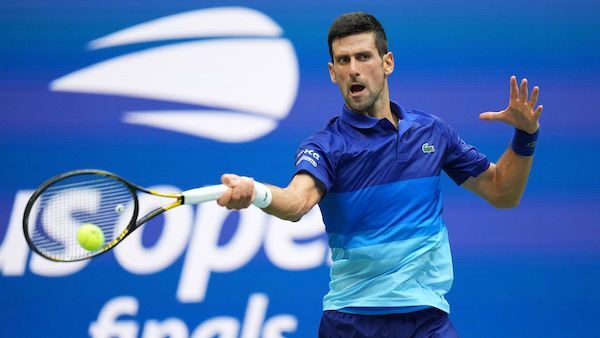 Australia tạm hoãn quyết định trục xuất Djokovic
