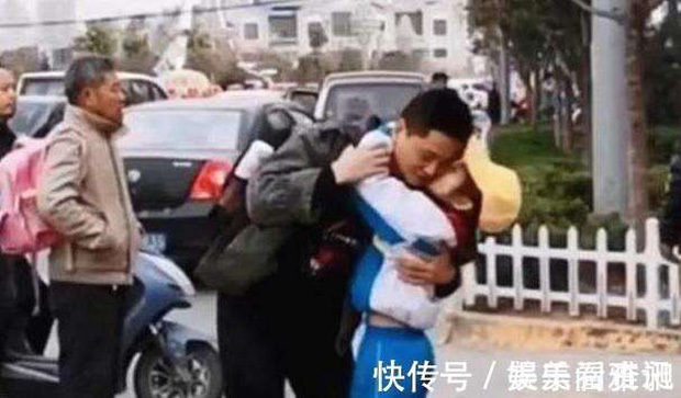Ông bố lấm lem đến trường đón con và phản ứng gây xúc động của cô con gái