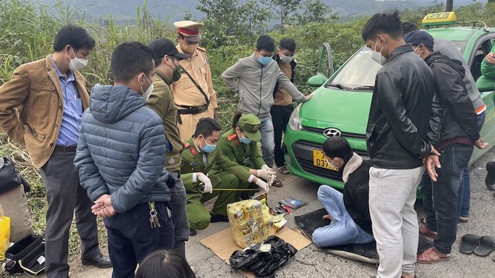 Bắt 2 đối tượng vận chuyển 10kg ma tuý đá ở Quảng Trị