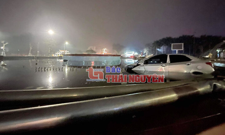 Tin tức tai nạn giao thông mới ngày 16/1: Điều tra nguyên nhân vụ ô tô lao thẳng lên đảo tròn ở Thái Nguyên