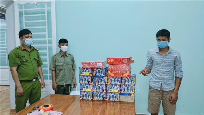 Bắt 3 đối tượng vận chuyển hơn 50kg pháo lậu ở Bình Phước