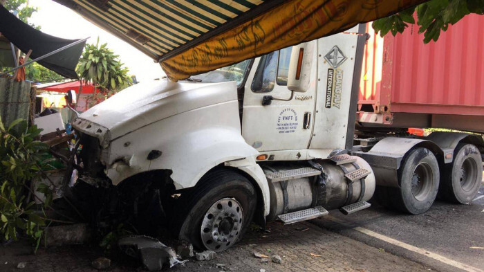 Tin tức tai nạn giao thông mới ngày 28/1: Xe đầu kéo đâm ô tô 16 chỗ, 7 người bị thương