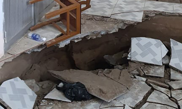 Trung tâm Y tế huyện bất ngờ bị sụp nền giữa lúc tiêm vaccine cho người dân