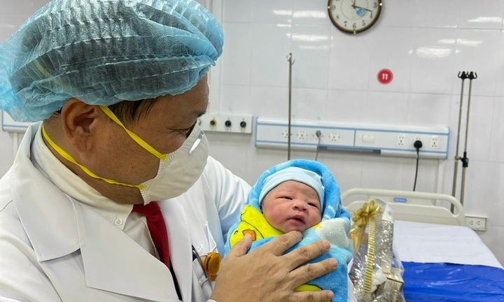 Hình ảnh công dân nhí đầu tiên chào đời trong năm Nhâm Dần 2022