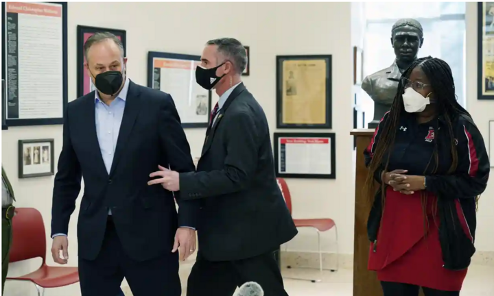 Phu quân phó tổng thống Mỹ phải sơ tán khẩn cấp sau lời đe doạ đánh bom