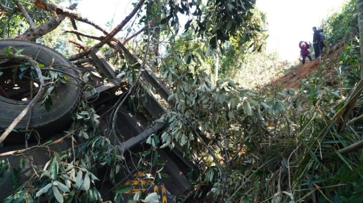 Tin tức tai nạn giao thông mới ngày 10/2: Xe tải chở 9 người khi lao xuống vực sâu 70 m