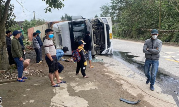 Tin tức tai nạn giao thông mới ngày 16/2: Xe đầu kéo mất lái lật giữa đường, quốc lộ ùn tắc nhiều giờ
