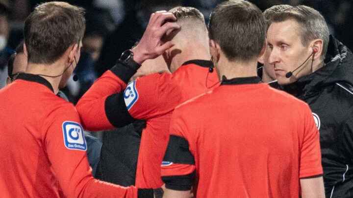 Trợ lý trọng tài bị ném cốc bia vào đầu, trận đấu ở Bundesliga phải tạm hoãn
