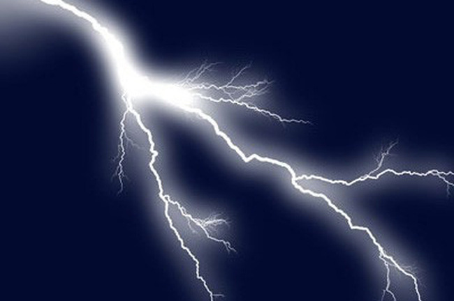 Trú mưa trong căn chòi trên rẫy, hai vợ chồng bị sét đánh tử vong