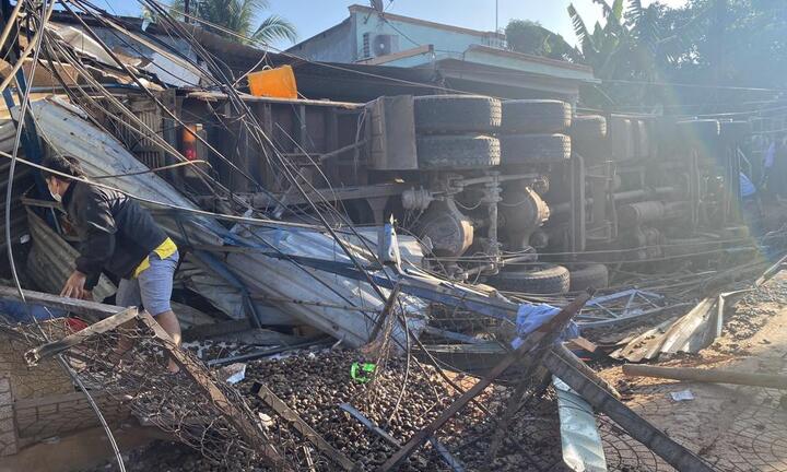 Tin tức tai nạn giao thông mới ngày 24/3: Lật xe tải chở hạt điều, 8 người thương vong