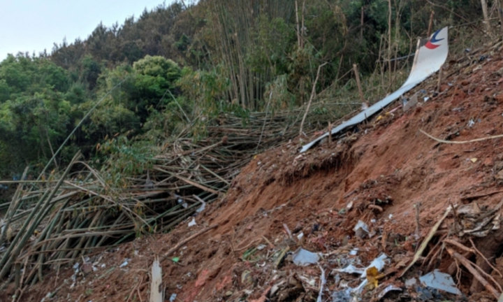 Không thấy dấu vết chất nổ trong các mảnh vỡ máy bay China Eastern Airlines