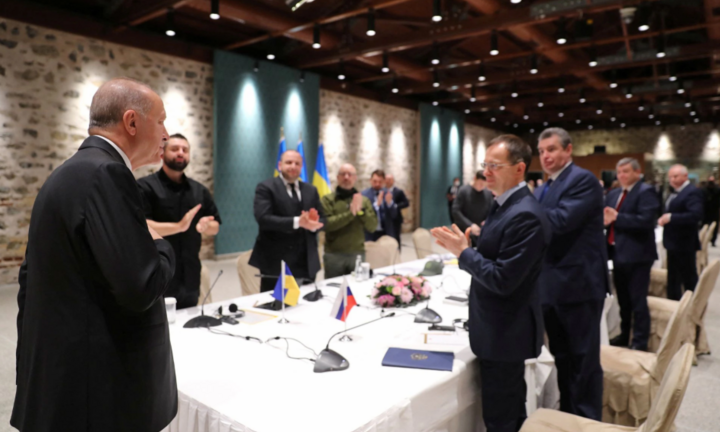 Phái đoàn Nga - Ukraine bắt đầu đàm phán mà không bắt tay