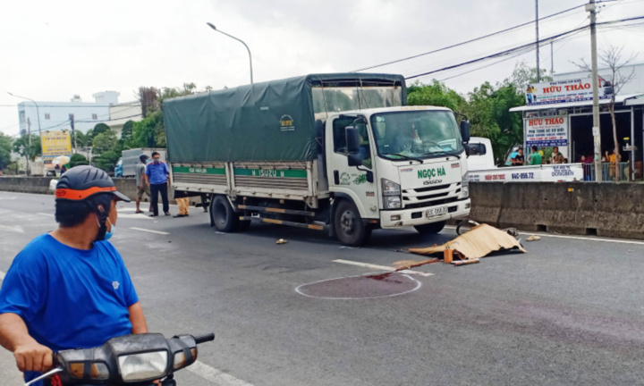 Tin tức tai nạn giao thông mới ngày 2/4: Va chạm với xe tải, người đi xe đạp tử vong tại chỗ