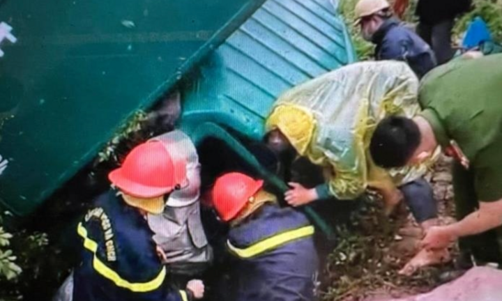 Tin tức tai nạn giao thông mới ngày 4/4: Cứu 2 nạn nhân mắc kẹt trong ô tô gặp tai nạn ở Hà Nội
