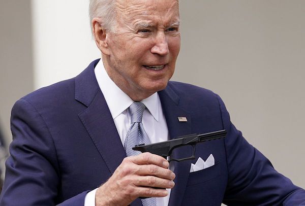 Tổng thống Biden cam kết cấm 