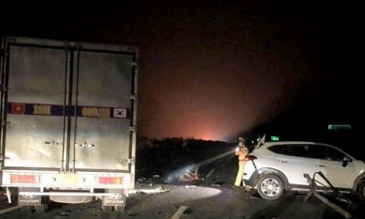 Tin tức tai nạn giao thông mới ngày 15/4: Xe tải va chạm với ô tô con, 3 người thương vong