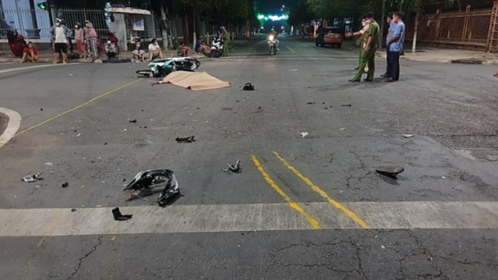 Tin tức tai nạn giao thông mới ngày 17/4: Ô tô 7 chỗ gây tai nạn trong đêm, 2 người thương vong