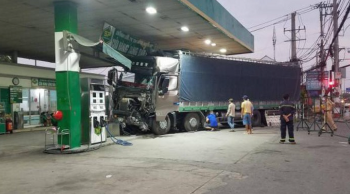Tin tức tai nạn giao thông mới ngày 19/4: Xe tải lao vào cây xăng, húc đổ 2 trụ bơm