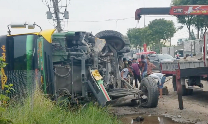 Tin tức tai nạn giao thông mới ngày 30/4: Xe ben chở cát nổ lốp, lật ngang ở TP.HCM