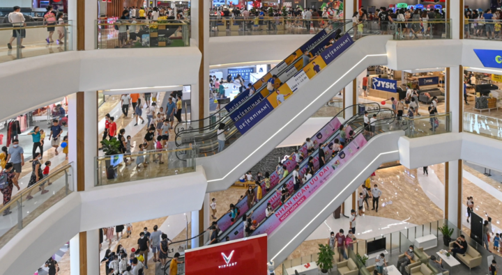 Hà Nội: Công viên, hàng quán chật kín người ngày đầu kỳ nghỉ lễ 30/4