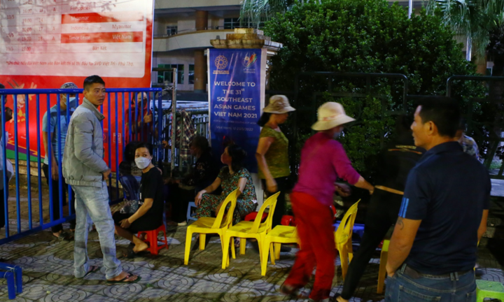 SEA Games 31: Cổ động viên xếp hàng xuyên đêm, chen chân mua vé xem U23 Việt Nam