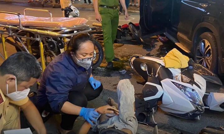 Tin tức tai nạn giao thông mới ngày 6/5: Ô tô 7 chỗ tông nhiều xe máy, 4 người trọng thương